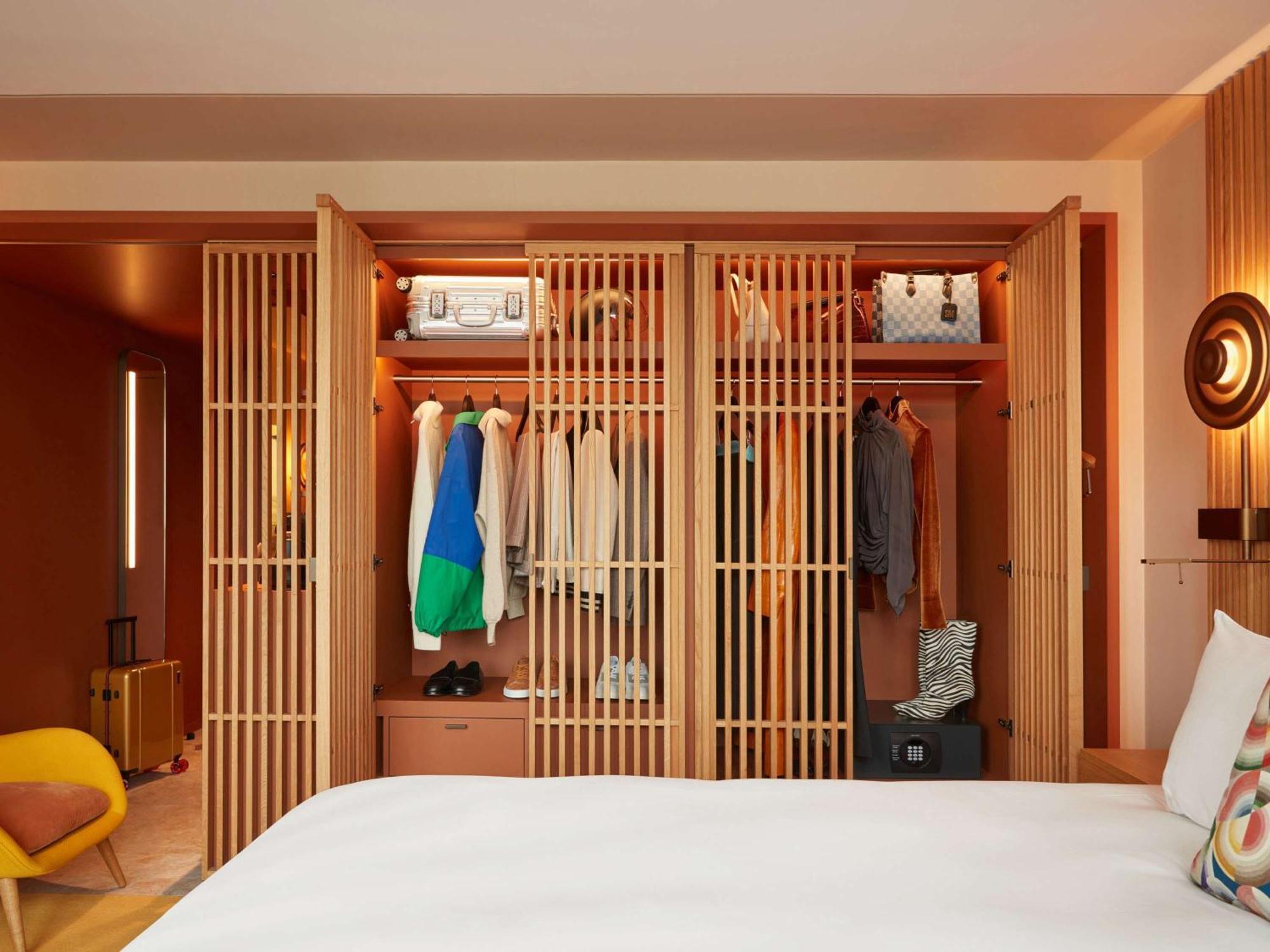 So/ Paris Hotel 外观 照片 A wardrobe