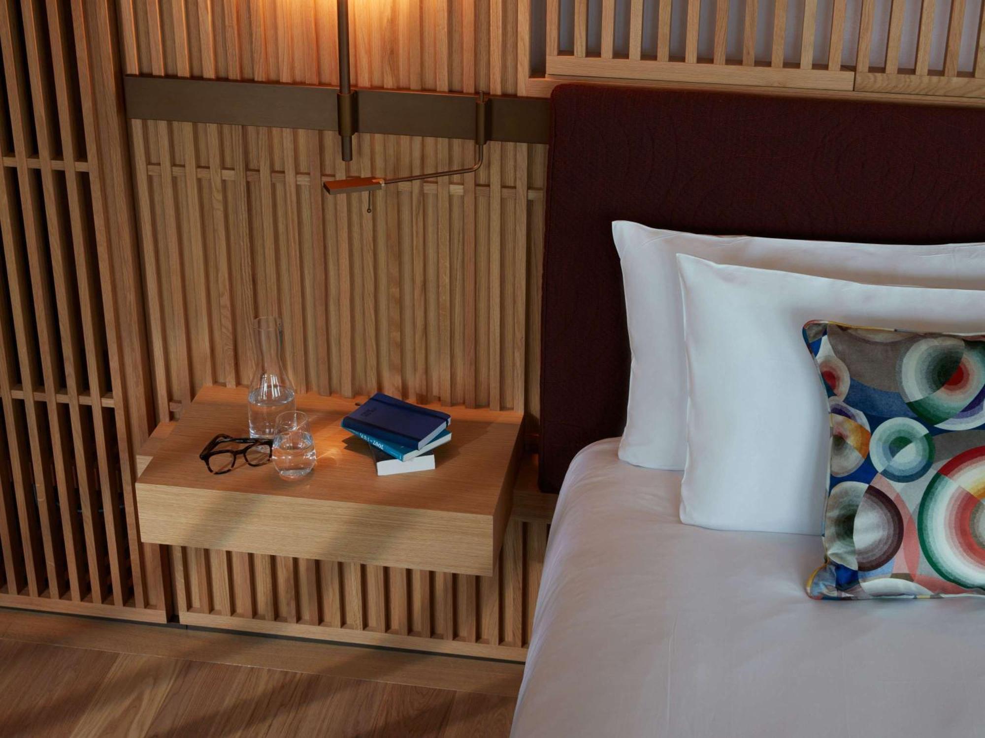 So/ Paris Hotel 外观 照片 A bedside table