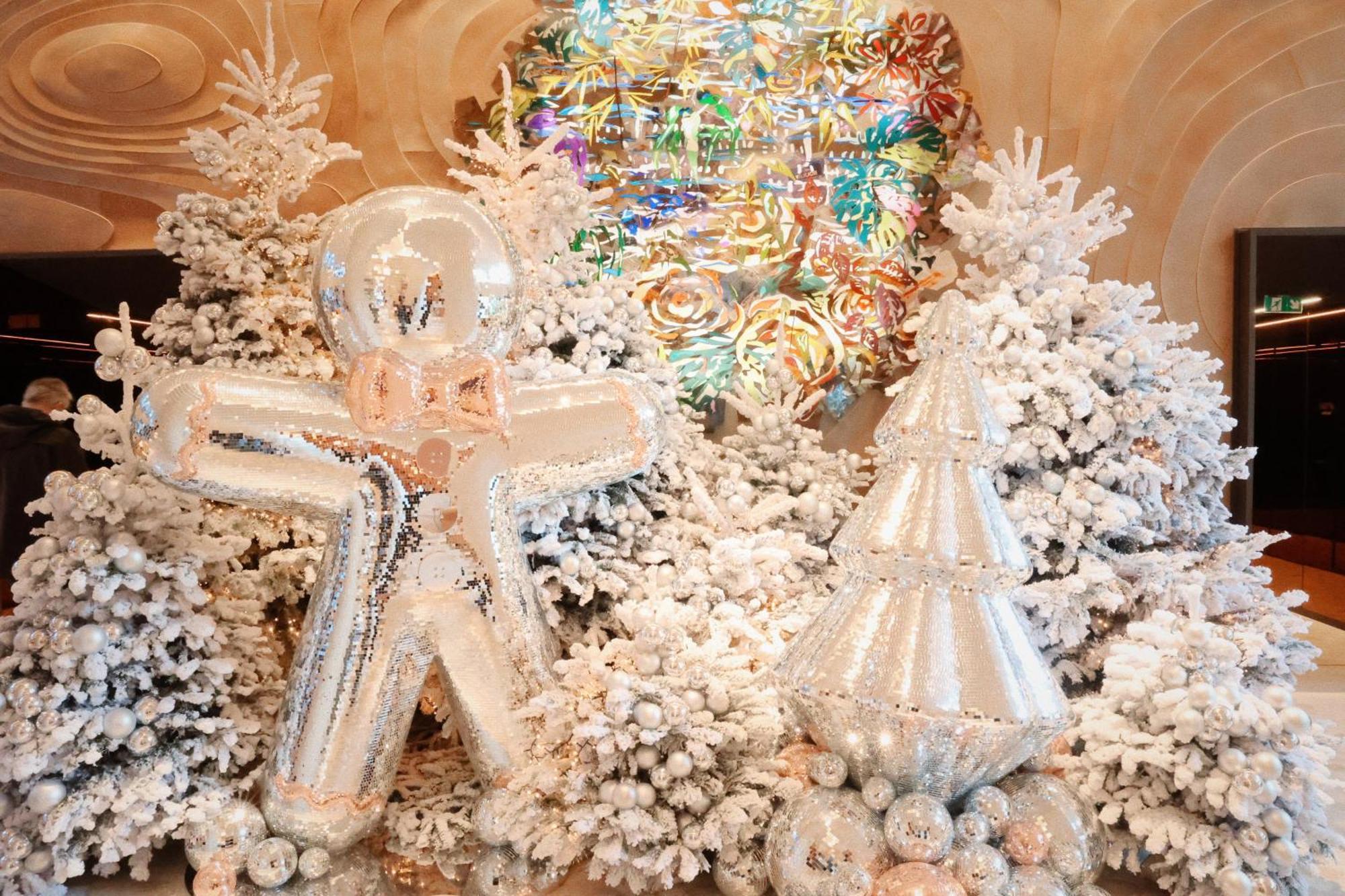 So/ Paris Hotel 外观 照片 Christmas tree at the Four Seasons Hotel, Seoul, South Korea