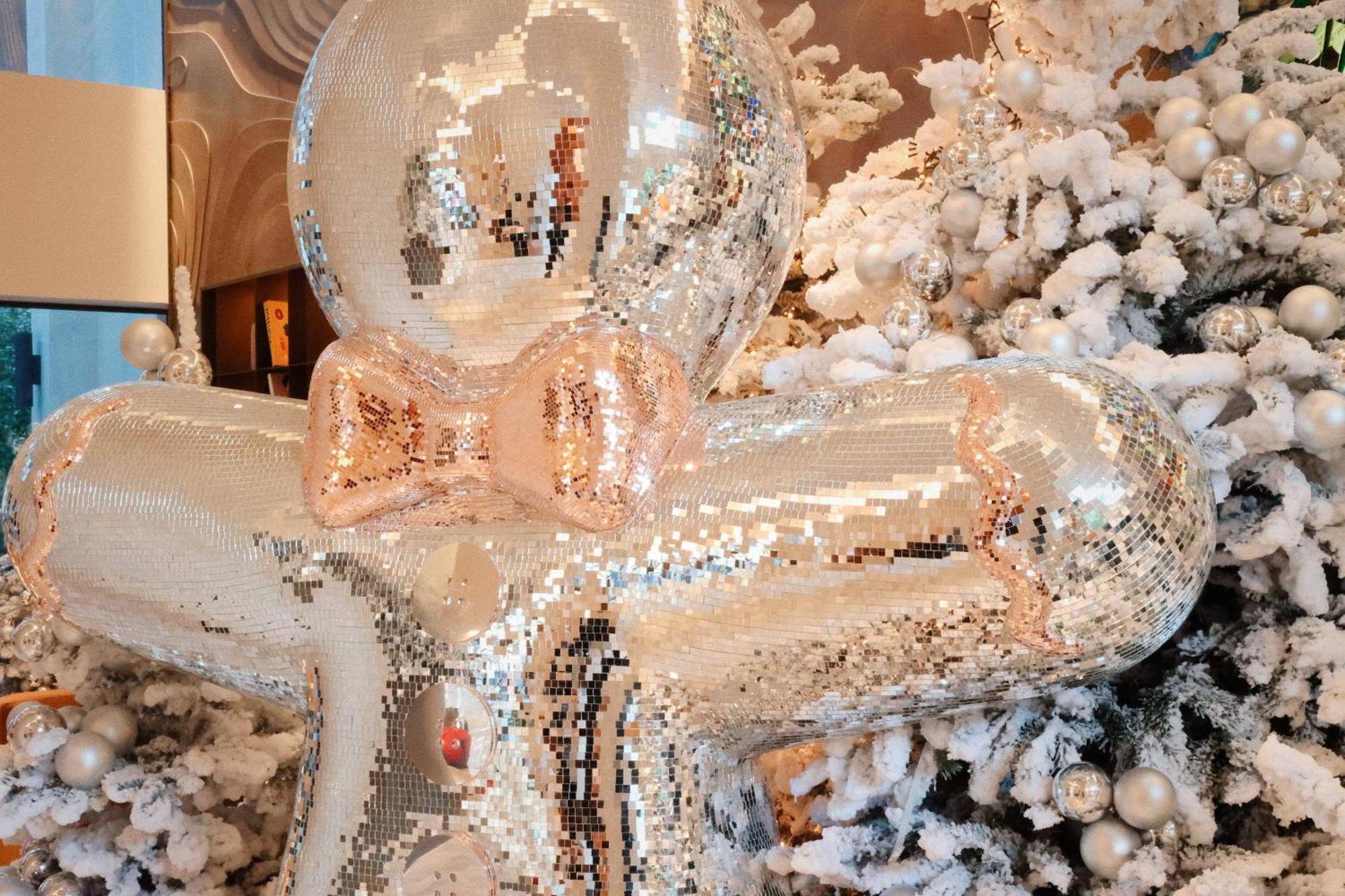 So/ Paris Hotel 外观 照片 A Christmas tree decorated with white and silver ornaments