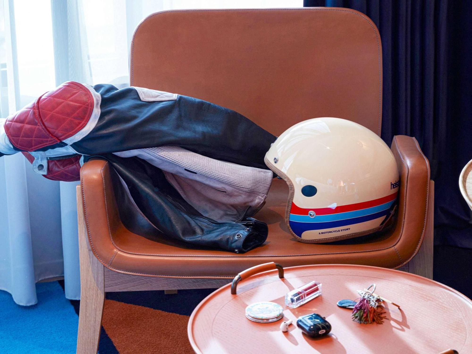 So/ Paris Hotel 外观 照片 A motorcycle helmet