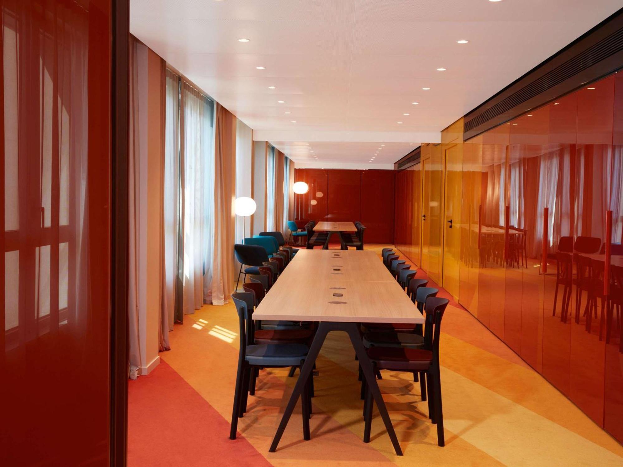 So/ Paris Hotel 外观 照片 The interior of the library