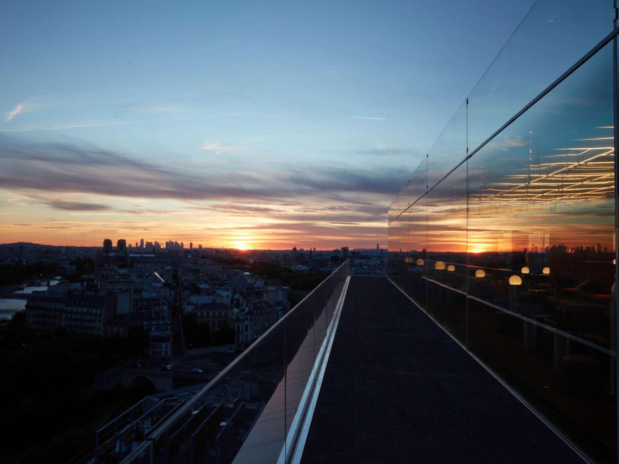 So/ Paris Hotel 外观 照片 Sunset over the tracks